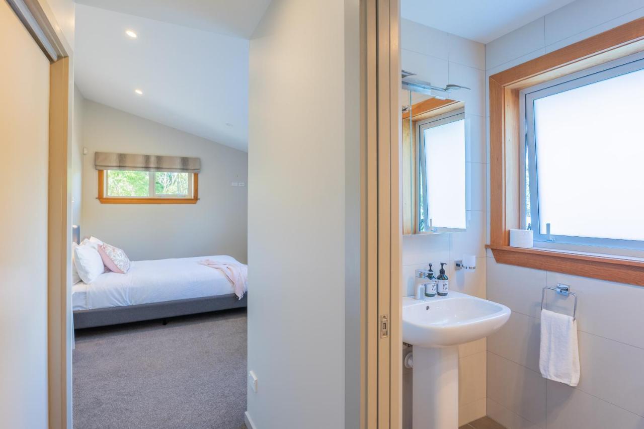 Anam Cara Gardens Luxury Villa Private Bedrooms And Ensuite Bathrooms Sleeps 9 Otaki Exterior foto