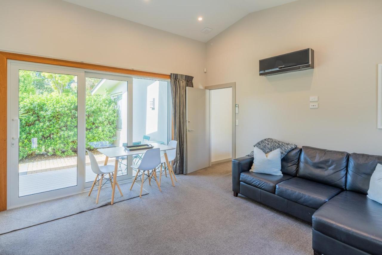Anam Cara Gardens Luxury Villa Private Bedrooms And Ensuite Bathrooms Sleeps 9 Otaki Exterior foto